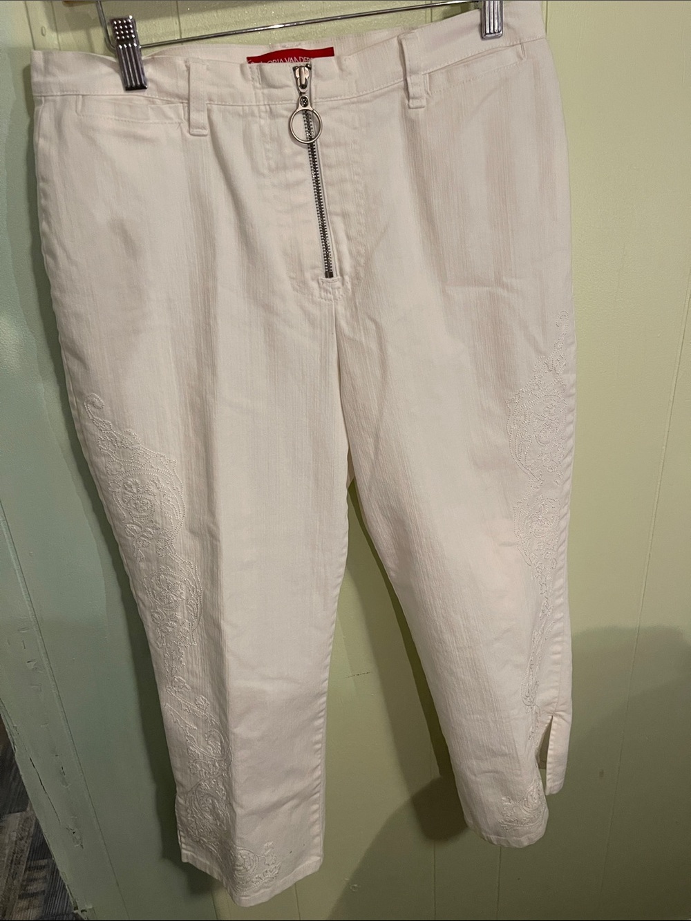 Gloria Vanderbilt Ivory Cropped Ankle Pants with Ring Zip